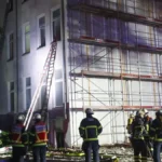einsatzkraefte-der-hamburger-feuerwehr-sind-bei-einem-brand-in-einem-hotel-in-der-naehe-des-hauptbah.webp