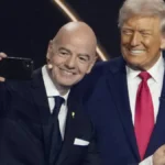 entrueckte-leitung-des-weltfussballs-fifa-boss-infantino-li-mit-us-praesident-trump-bei-der-auslosun.webp