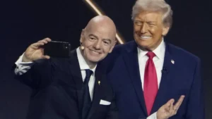 entrueckte-leitung-des-weltfussballs-fifa-boss-infantino-li-mit-us-praesident-trump-bei-der-auslosun.webp