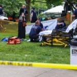 ersthelfer-helfen-einer-frau-die-bei-einem-schusswaffenvorfall-mit-12-verletzten-auf-einem-sommerfes.webp