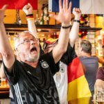 fans-beim-public-viewing-in-einer-kneipe-symbolfoto-das-lizenzrecht-wird-fuer-gastronomen-teuer.jpg