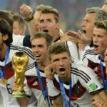 groesster-erfolg-die-deutschen-nationalspieler-nach-dem-gewonnenen-wm-finale-2014-in-rio-mit-dem-pok.webp