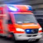 in-hamburg-wurde-ein-fussgaenger-bei-einem-unfall-schwer-verletzt-symbolbild.webp.webp