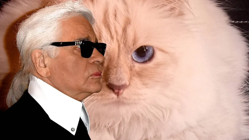 karl-lagerfeld-bei-der-vernissage-corsa-karl-und-choupette-in-berlin-alle-motive-des-au-ergewoehnlic.webp