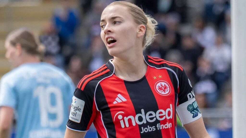laura-freigang-im-trikot-von-eintracht-frankfurt-die-angreiferin-spielt-seit-2018-fuer-die-sge.jpg