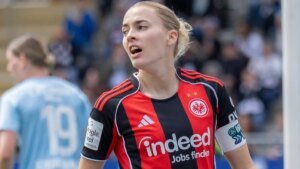 laura-freigang-im-trikot-von-eintracht-frankfurt-die-angreiferin-spielt-seit-2018-fuer-die-sge.jpg