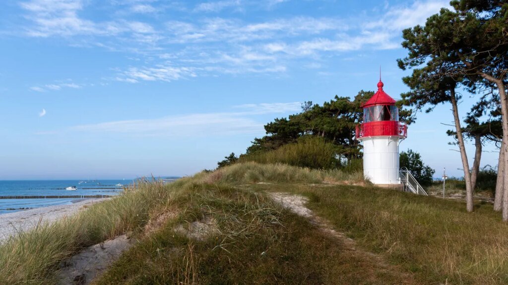 leuchtturm-auf-hiddensee-in-deutschland-kann-man-an-nord-und-ostsee-strandurlaub-machen.jpg
