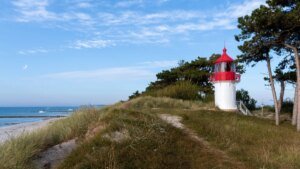 leuchtturm-auf-hiddensee-in-deutschland-kann-man-an-nord-und-ostsee-strandurlaub-machen.jpg