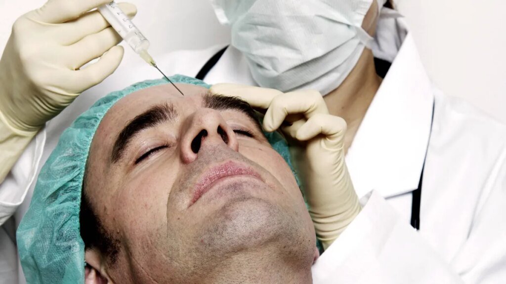 mann-laesst-sich-von-einer-aerztin-botox-spritzen.jpg