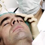 mann-laesst-sich-von-einer-aerztin-botox-spritzen.jpg