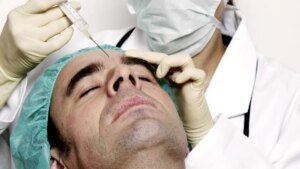 mann-laesst-sich-von-einer-aerztin-botox-spritzen.jpg