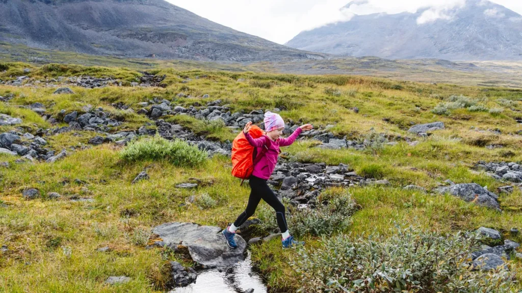 mit-kindern-wandern-wenn-die-kleinen-auf-der-route-kleine-schaetze-einsammeln-duerfen-steigt-die-mot.webp