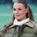 moderatorin-laura-wontorra-dazn-schaut-bundesliga-sv-werder-bremen-v-fc-bayern-muenchen-weserstadion.webp