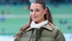 moderatorin-laura-wontorra-dazn-schaut-bundesliga-sv-werder-bremen-v-fc-bayern-muenchen-weserstadion.webp