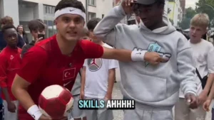 screenshot-aus-einem-jackybarca-video-der-tiktoker-fordert-sein-publikum-zu-fussball-duellen-heraus.webp