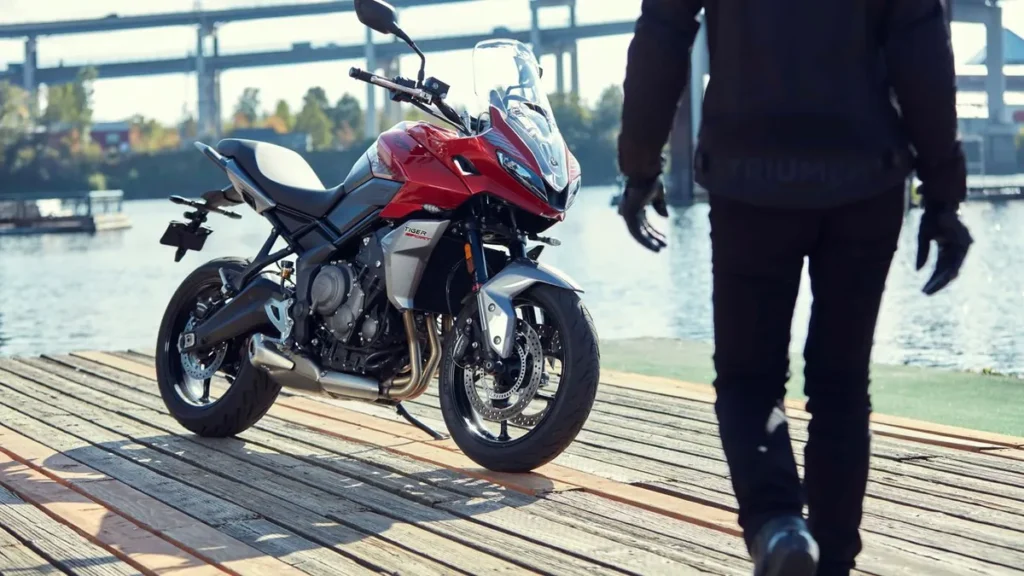 sportliches-motorrad-mit-der-tiger-sport-660-von-triumph-geht-es-auch-im-grossstadtdschungel-zuegig.webp