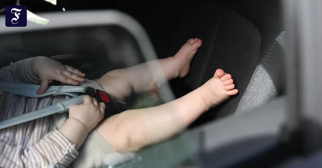 stuttgart-ein-baby-sitzt-an.webp.webp