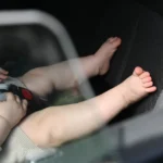 stuttgart-ein-baby-sitzt-an.webp.webp