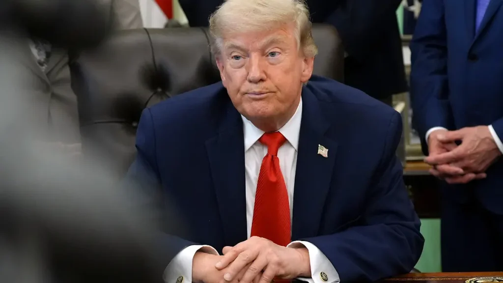 us-praesident-donald-trump-hoert-waehrend-einer-veranstaltung-zur-unterzeichnung-einer-erklaerung-zu.webp