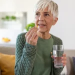 von-glucosaminpraeparaten-erhoffen-sich-viele-eine-linderung-ihrer-beschwerden-doch-der-nutzen-ist-f.webp