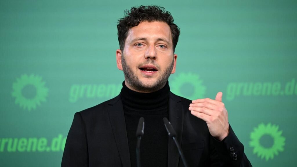 wdr-felix-banaszak-bundesvorsitzender-von-buendnis-90die-gruenen-aeussert-sich-bei-einer-pressekonfe.jpeg