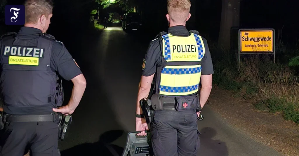 zwei-polizisten-stehen-mit.webp.webp