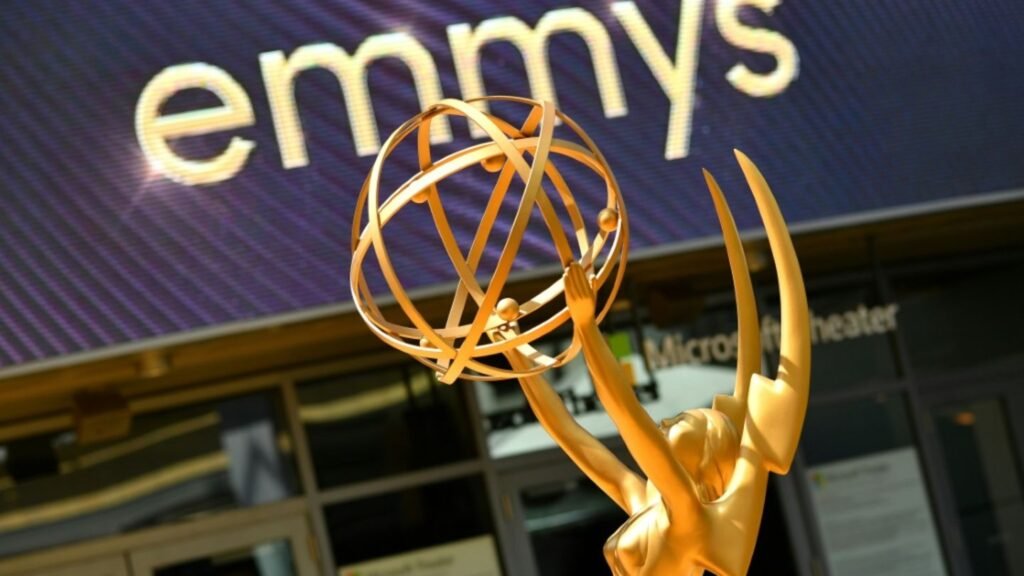 08-emmystatue-7642b096e16728fa.jpg