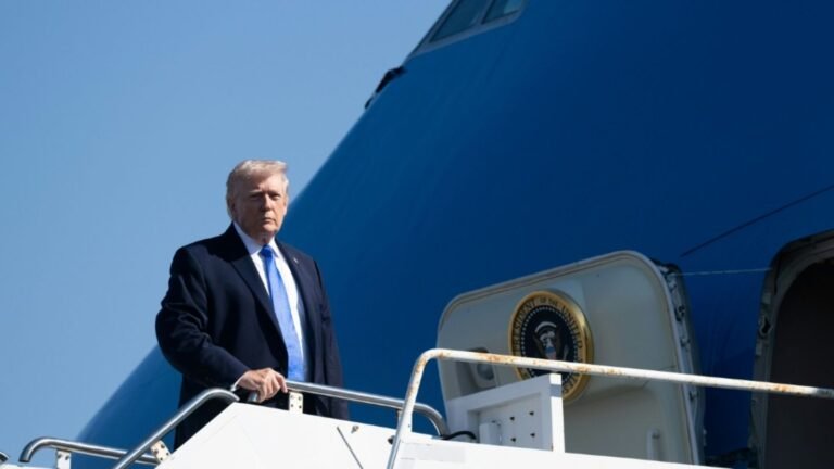 09-trump-am-flughafen-in-palm-beach-f2286af1e7968943.jpg