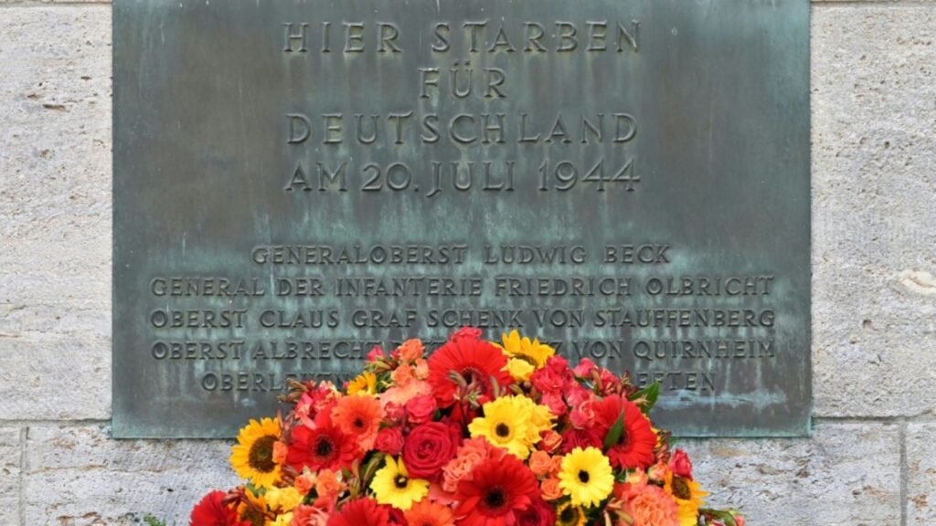 16-gedenktafel-fuer-hitlerattentaeter-stauffenberg-in-berlin-4260d437056a6269.jpg