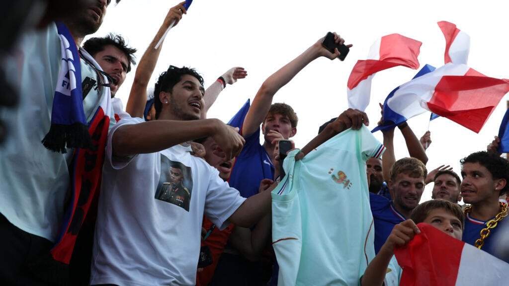 2026-07-09T230503Z-1007427537-UP1EM791S4EPF-RTRMADP-3-SOCCER-WORLDCUP-FRA-MAR-FANS.jpg