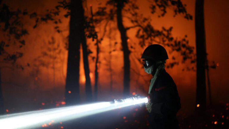 2026-07-13T221512Z-683314971-RC29DMA8SHKN-RTRMADP-3-EUROPE-WEATHER-FRANCE-WILDFIRE.jpg