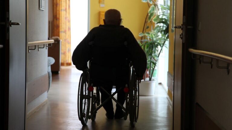 ARCHIV-Ein-Bewohner-im-Rollstuhl-faehrt-am-28-01-2010-in-einem-Pflegeheim-ueber-einen-Flur-Der-Bunde.jpeg