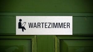 An-der-Tuer-einer-Arztzpraxis-ist-das-Wort-Wartezimmer-zu-lesen-Am-12-Mai-startet-der-130-Deutsche-A.jpeg