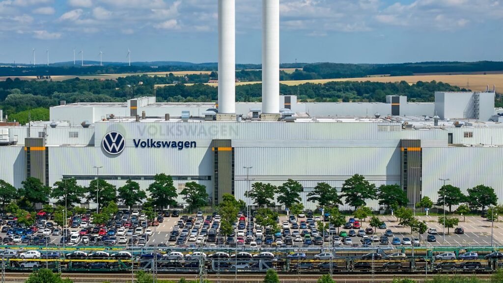 Blick-auf-VW-Werk-in-Zwickau-Am-Tag-der-Aufsichtsratssitzung-der-Volkswagen-AG-in-Wolfsburg-organisi.jpeg
