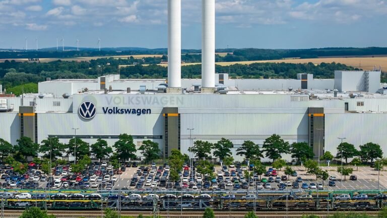 Blick-auf-VW-Werk-in-Zwickau-Am-Tag-der-Aufsichtsratssitzung-der-Volkswagen-AG-in-Wolfsburg-organisi.jpeg