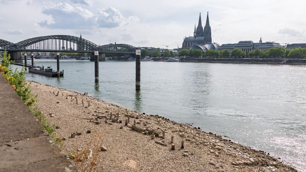 Blick-vom-Deutzer-Rheinufer-auf-den-Koelner-Dom-und-die-Hohenzollernbruecke-bei-Niedrigwasser-Mit-ei.jpeg