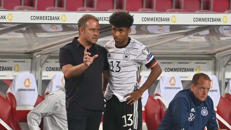 Bundestrainer-Hans-Dieter-Hansi-FLICK-GER-mit-Karim-ADEYEMI-GER-vor-Einwechslung-Fussball-Laenderspi.jpeg