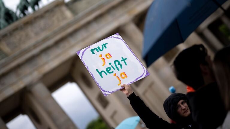 DEU-Deutschland-Germany-Berlin-14-05-2026-Demonstrant-mit-Schild-Nur-Ja-heisst-ja-auf-der-Kundgebung.jpeg