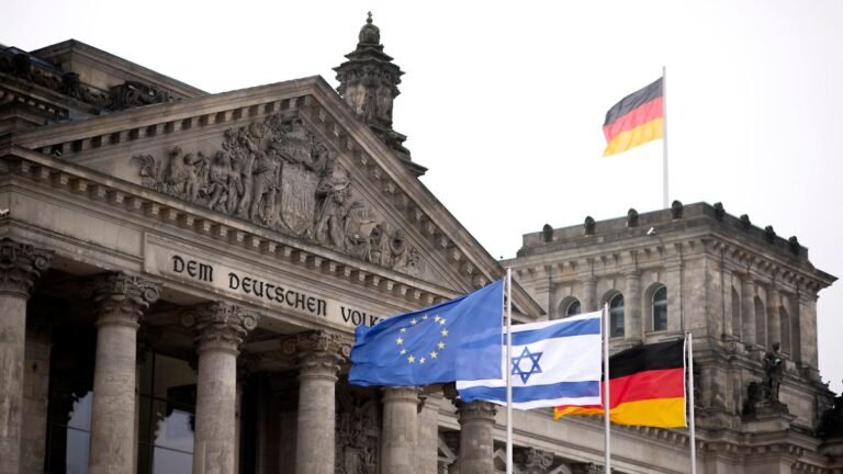 DEU-Deutschland-Germany-Berlin-25-01-2022-Fahne-vom-Staat-Israel-mit-Deutschlandfahne-und-Fahne-der.jpeg
