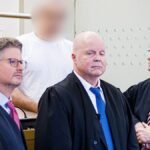 Der-angeklagte-Arzt-hinten-steht-hinter-seinen-Verteidigern-Die-Staatsanwaltschaft-wirft-dem-Angekla.jpeg