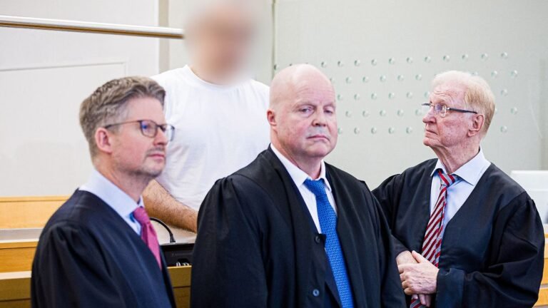Der-angeklagte-Arzt-hinten-steht-hinter-seinen-Verteidigern-Die-Staatsanwaltschaft-wirft-dem-Angekla.jpeg