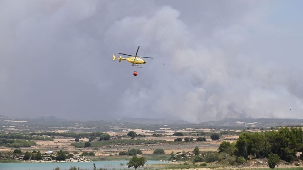 Ein-Hubschrauber-unterstuetzt-am-16-Juli-2026-die-Loescharbeiten-in-dem-Gebiet-Aragonien-In-Spanien.jpeg