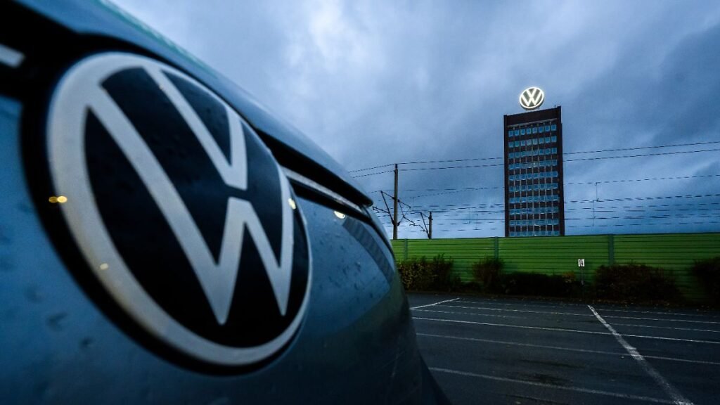 Ein-Volkswagen-parkt-vor-dem-Markenhochhaus-von-Volkswagen-am-Gelaende-vom-VW-Stammwerk-Begleitet-vo.jpeg