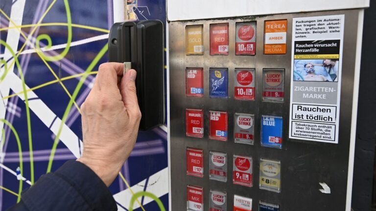 Ein-Zigarettenautomat-der-Firma-Tobaccoland-Nach-eigenen-Angaben-betreibt-das-Unternehmen-85-000-Aut.jpeg