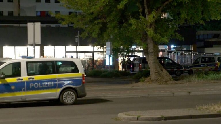 Einsatzkraefte-der-Polizei-sind-an-einem-Supermarkt-im-Einsatz-In-einem-Supermarkt-in-Berlin-laeuft.jpeg