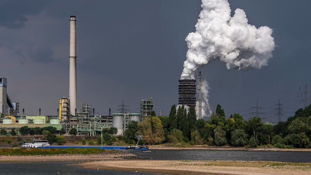 Extremes-Niedrigwasser-hier-beim-Thyssenkrupp-Steel-Stahlwerk-in-Duisburg-Marxloh-durch-den-niedrige.jpeg