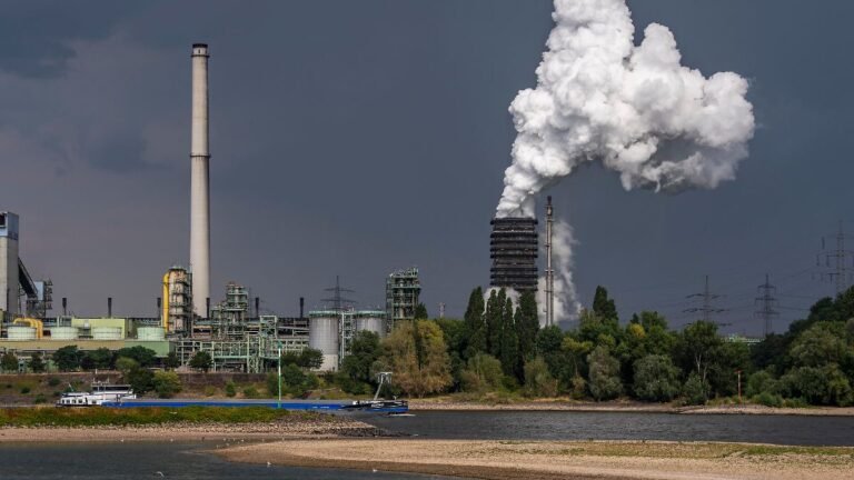 Extremes-Niedrigwasser-hier-beim-Thyssenkrupp-Steel-Stahlwerk-in-Duisburg-Marxloh-durch-den-niedrige.jpeg