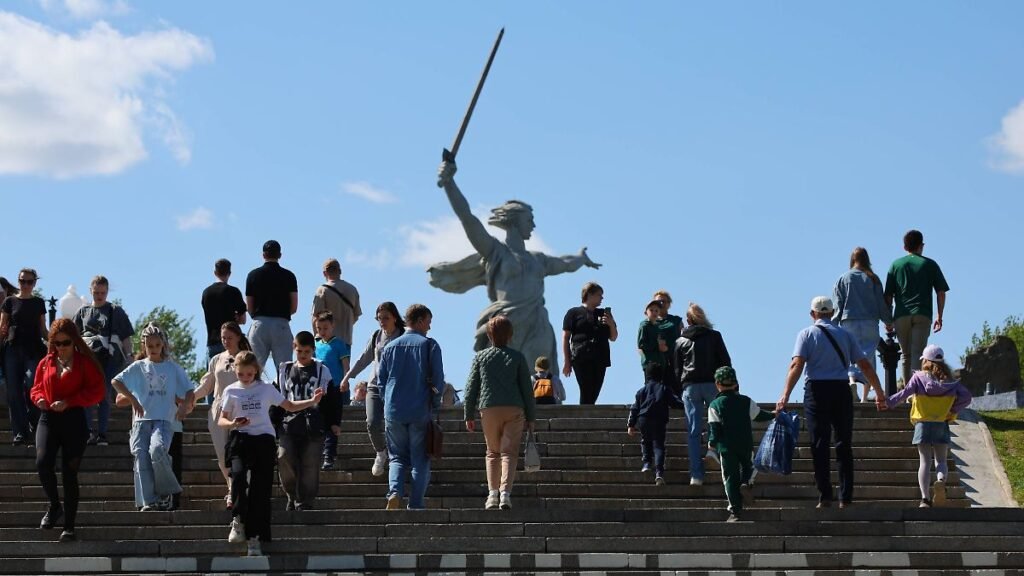 Hero-City-Volgograd-8915317-01-05-2025-The-Motherland-is-Calling-Monument-at-the-Heroes-of-the-Battl.jpeg