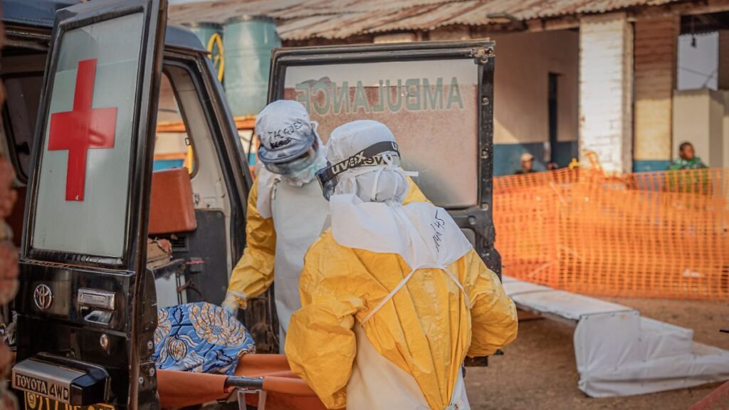 Medizinisches-Personal-begleitet-einen-Ebola-Patienten-zu-einem-Ebola-Behandlungszentrum-in-Mongbwal.jpeg