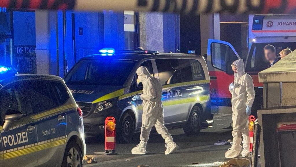 Mitarbeiter-der-Spurensicherung-sind-am-Tatort-in-Kelkheim-beschaeftigt-Auf-offener-Strasse-hat-ein.jpeg